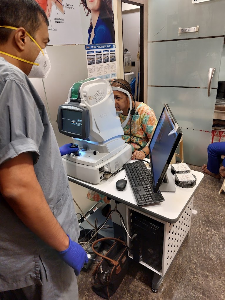 Dr. Sachin Tiwari performing OCT retinal scan evaluation in Kalyan West